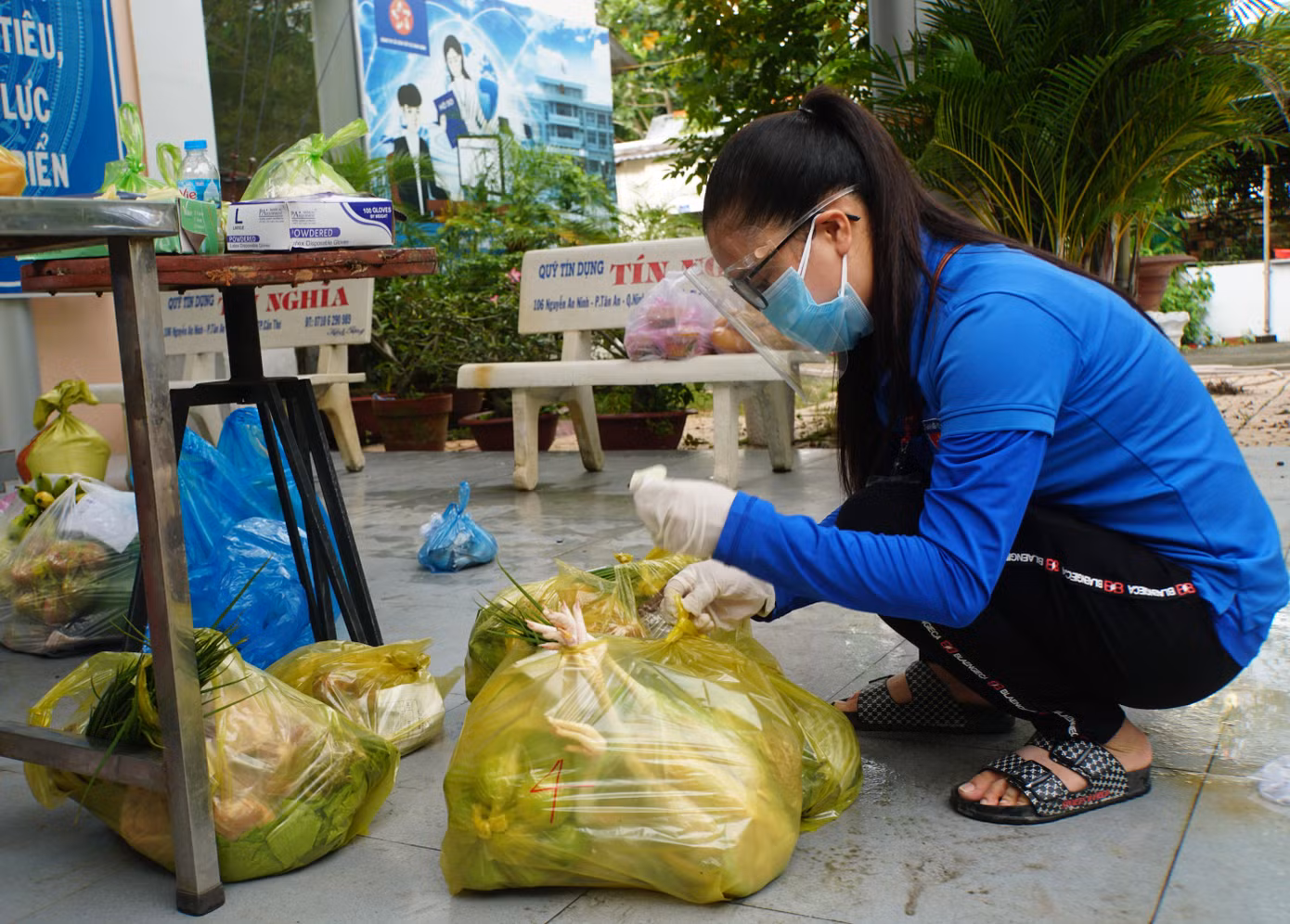 Sáng sớm cô Duyên vào UBND phường để chuẩn bị giao thực phẩm cho người dân. - Ảnh: Hòa Hội