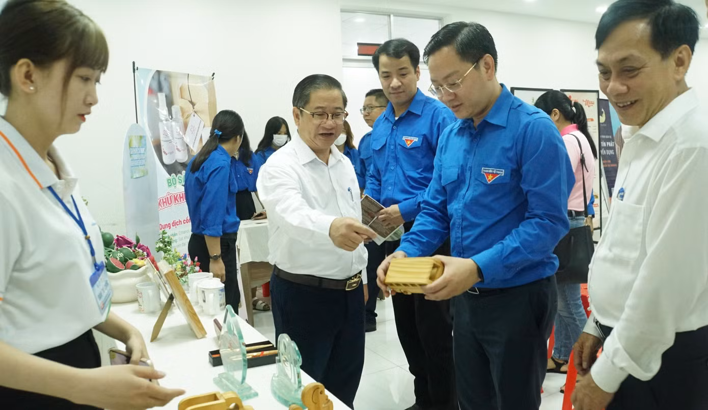 Lãnh đạo Trung ương Đoàn, UBND TP Cần Thơ tham quan sản phẩm khởi nghiệp.