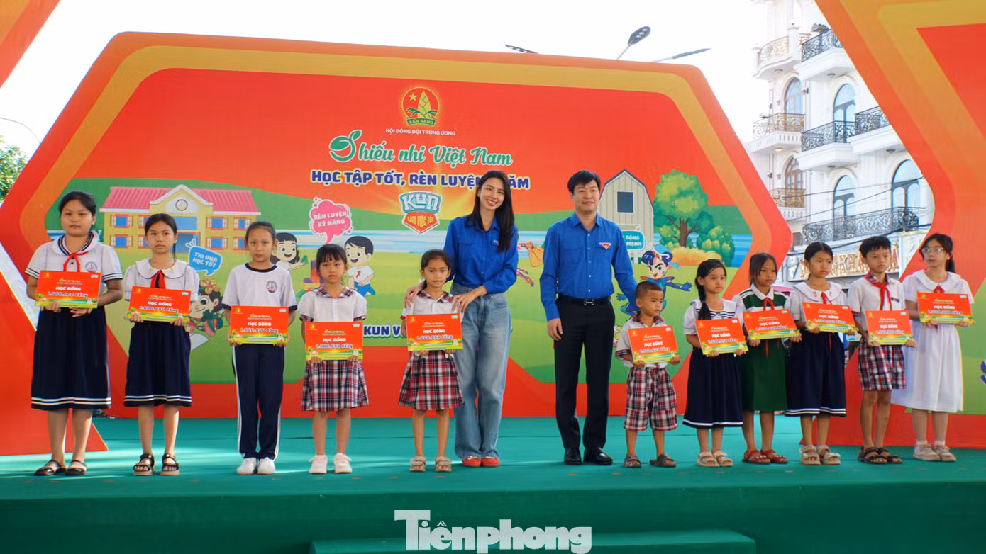 Anh Lê Hải Long - Trưởng ban Công tác Thiếu nhi Trung ương Đoàn, Phó Chủ tịch thường trực Hội đồng Đội Trung ương cùng Hoa hậu Hòa bình Quốc tế năm 2021 Nguyễn Thúc Thùy Tiên tặng quà cho học sinh. Ảnh: Hòa Hội Anh Lê Hải Long - Trưởng ban Công tác Thiếu nhi Trung ương Đoàn, Phó Chủ tịch thường trực Hội đồng Đội Trung ương cùng Hoa hậu Hòa bình Quốc tế năm 2021 Nguyễn Thúc Thùy Tiên tặng quà cho học sinh. Ảnh: Hòa Hội