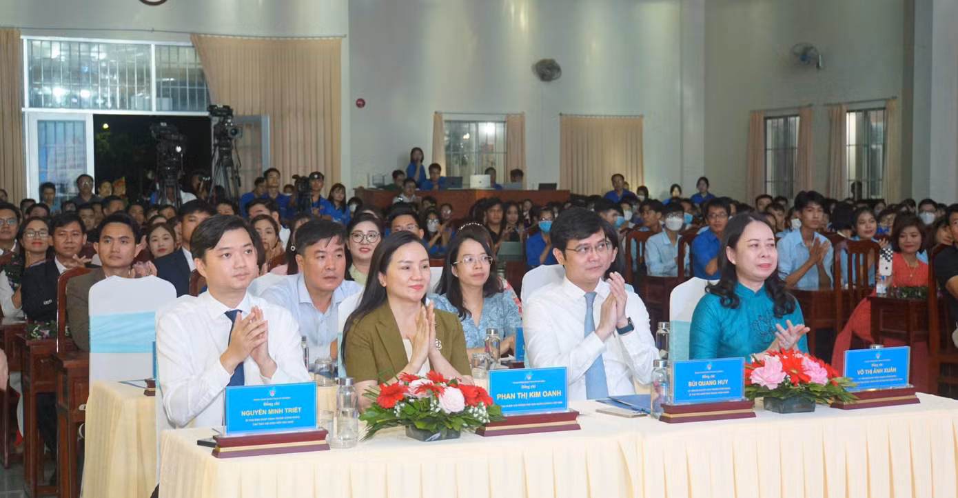 Phó Chủ tịch nước Võ Thị Ánh Xuân (bìa phải) cùng lãnh đạo Trung ương Đoàn. Ảnh: Hòa Hội Phó Chủ tịch nước Võ Thị Ánh Xuân (bìa phải) cùng lãnh đạo Trung ương Đoàn. Ảnh: Hòa Hội
