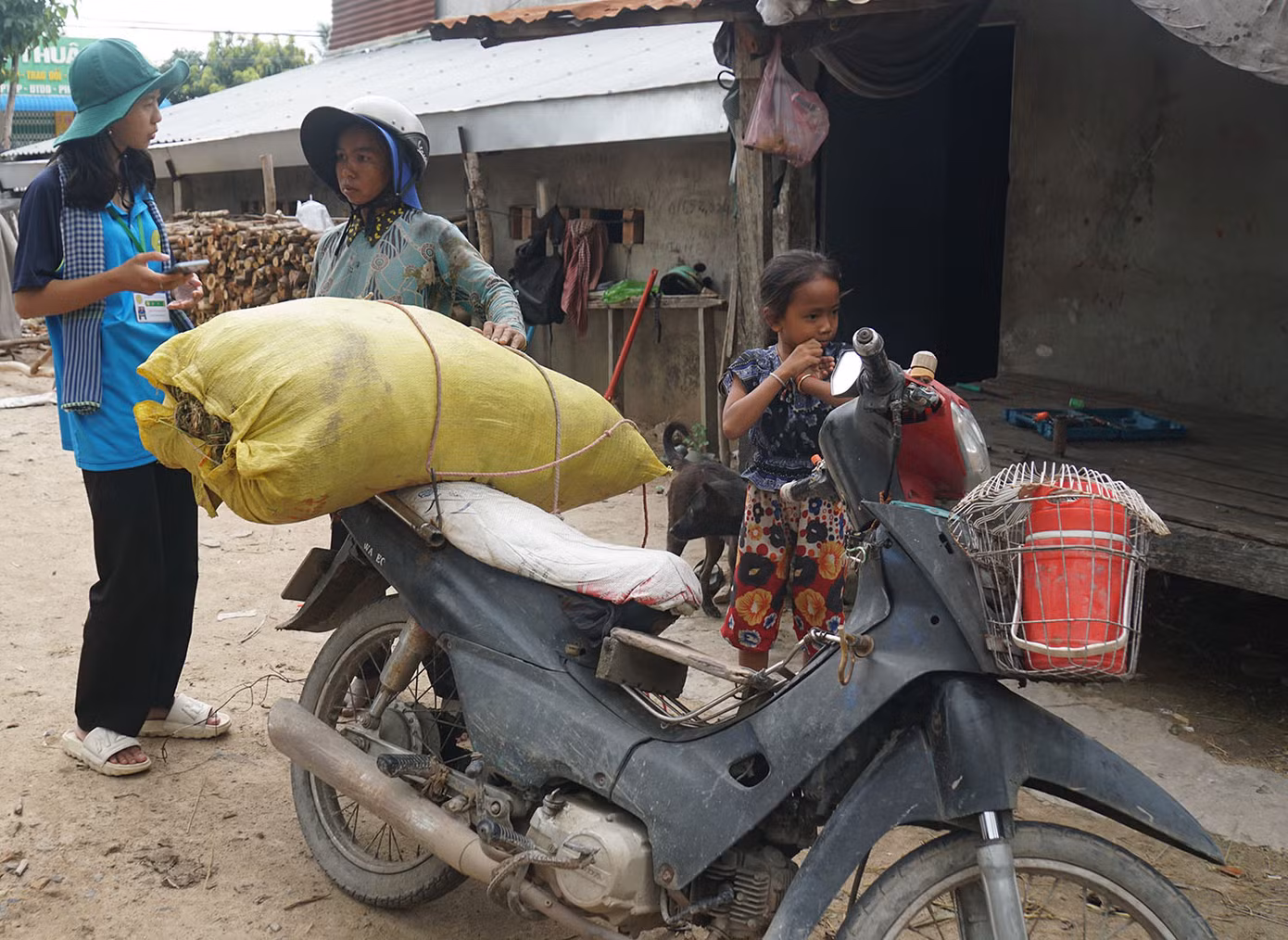 Ghi nhận của phóng viên Tiền Phong tại xã Vĩnh Trung, thị xã Tịnh Biên (An Giang) – nơi có đông đồng bào Khmer sinh sống, các chiến sĩ tình nguyện trường đại học An Giang cùng cán bộ, chiến sĩ công an tỉnh An Giang, cán bộ đoàn cơ sở tích cực "đi từng ngõ, gõ cửa từng nhà", đặc biệt là tới các phum, sóc, tận tình hỗ trợ cài đặt VNeID cho người dân. Ảnh: Hòa Hội Ghi nhận của phóng viên Tiền Phong tại xã Vĩnh Trung, thị xã Tịnh Biên (An Giang) – nơi có đông đồng bào Khmer sinh sống, các chiến sĩ tình nguyện trường đại học An Giang cùng cán bộ, chiến sĩ công an tỉnh An Giang, cán bộ đoàn cơ sở tích cực "đi từng ngõ, gõ cửa từng nhà", đặc biệt là tới các phum, sóc, tận tình hỗ trợ cài đặt VNeID cho người dân. Ảnh: Hòa Hội