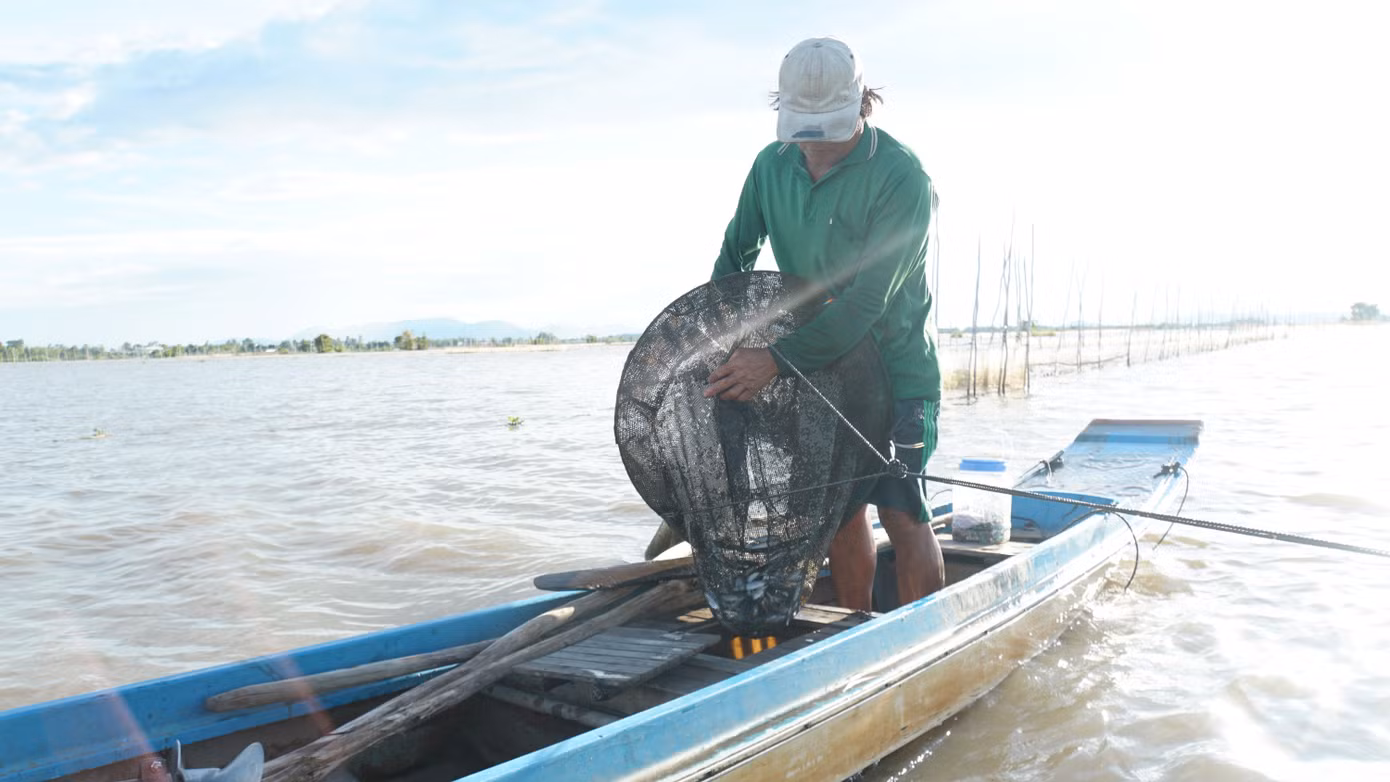 Người dân địa phương cho hay, năm nay nước lên cao hơn năm trước, tuy nhiên, lượng cá tôm ngày càng giảm. Ảnh: Hòa Hội