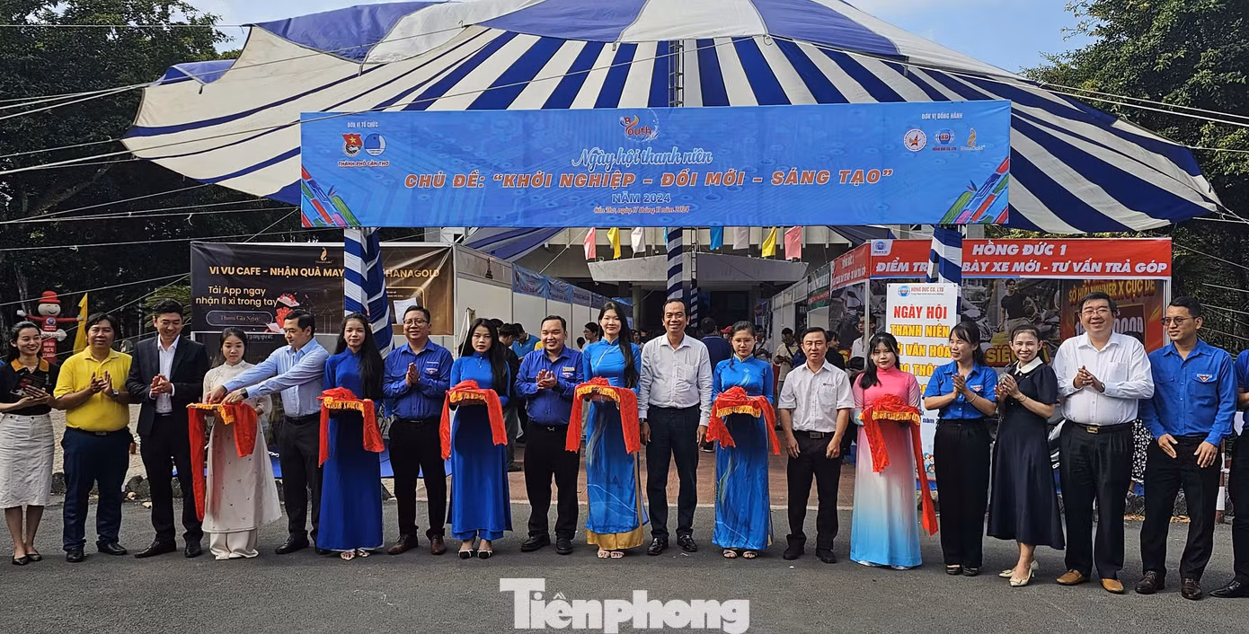 Cắt băng khai mạc ngày hội thanh niên Cần Thơ 2024. Ảnh: Hòa Hội