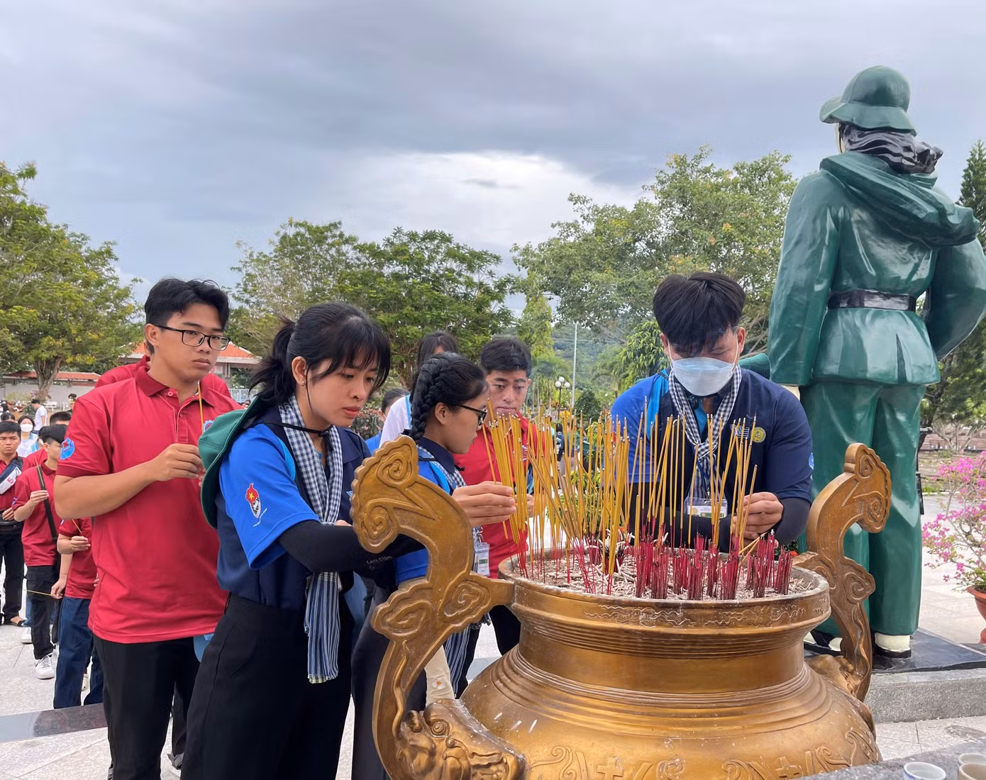 Đoàn viên, thanh niên dâng những nén hương thơm tri ân anh hùng liệt sĩ. Đoàn viên, thanh niên dâng những nén hương thơm tri ân anh hùng liệt sĩ.