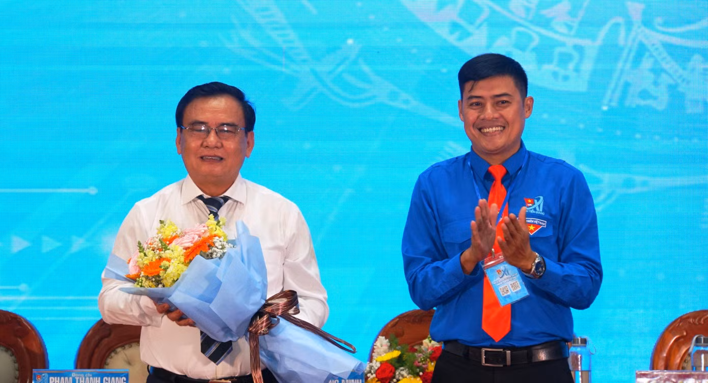 Anh Nguyễn Quang Minh, Bí thư Tỉnh Đoàn Tiền Giang tặng hoa cảm ơn Phó Bí thư Thường trực Tỉnh ủy Tiền Giang Võ Văn Bình. Ảnh: Hòa Hội Anh Nguyễn Quang Minh, Bí thư Tỉnh Đoàn Tiền Giang tặng hoa cảm ơn Phó Bí thư Thường trực Tỉnh ủy Tiền Giang Võ Văn Bình. Ảnh: Hòa Hội