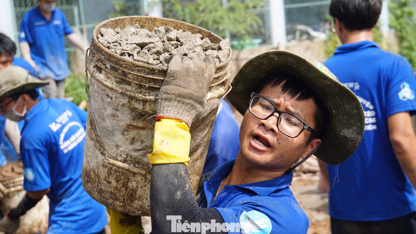 Chiến sĩ mang sức trẻ của mình cống hiến cho quê hương đất Sen hồng.