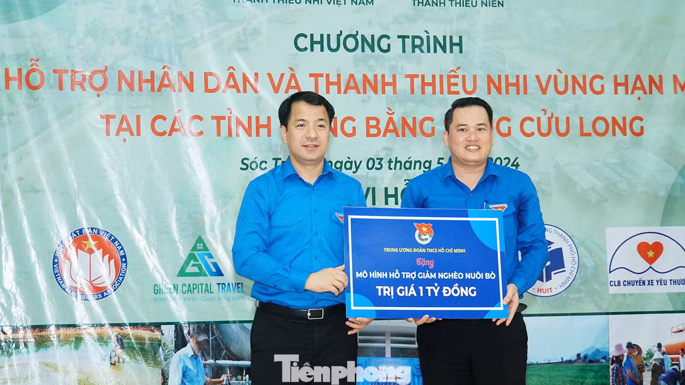 Anh Ngô Văn Cương - Bí thư T.Ư Đoàn trao tặng mô hình hỗ trợ giảm nghèo nuôi bò trị giá 1 tỷ đồng cho Tỉnh Đoàn Sóc Trăng. Ảnh: Hòa Hội