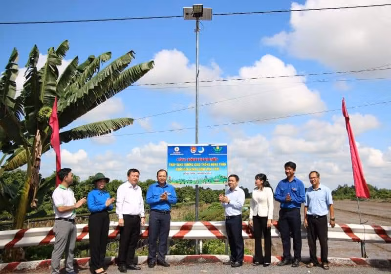 Khánh thành công trình thắp sáng đường quê.