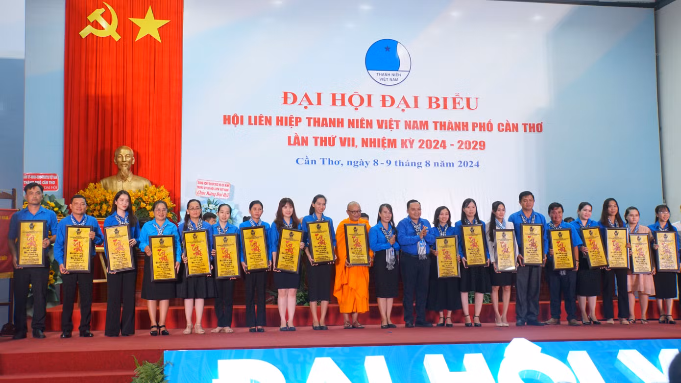 Hội LHTN Việt Nam TP. Cần Thơ tri ân các đơn vị, cá nhân hỗ trợ Hội trong thời gian qua.