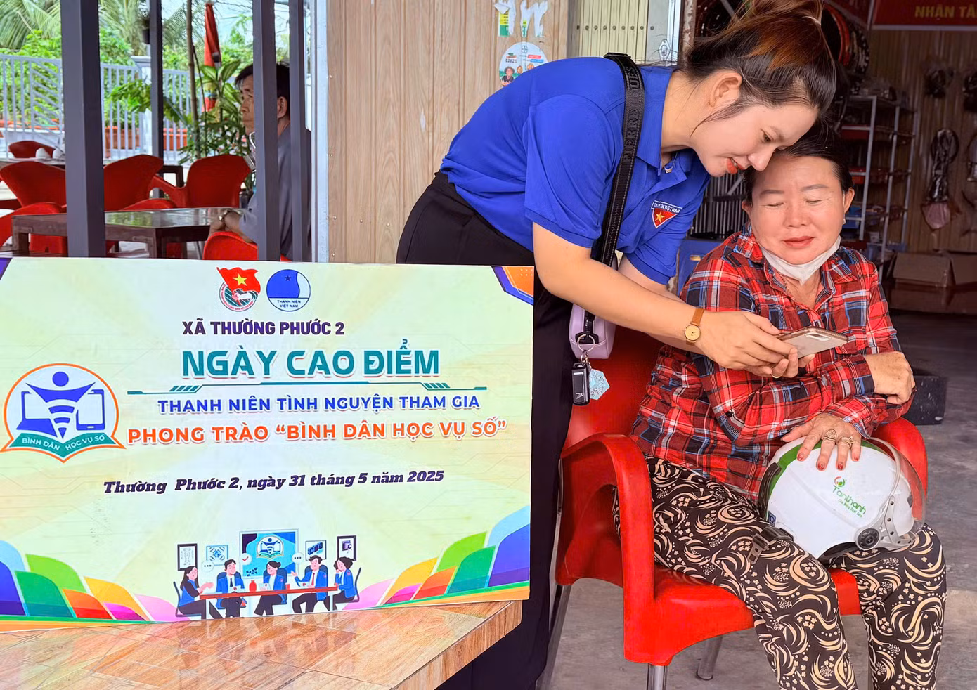 ĐVTN tham gia 'Bình dân học vụ số' hướng dẫn người dân thanh toán không dùng tiền mặt. ĐVTN tham gia 'Bình dân học vụ số' hướng dẫn người dân thanh toán không dùng tiền mặt.