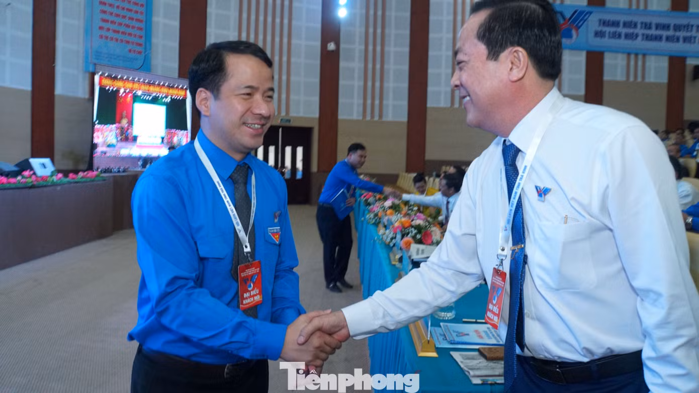 Anh Ngô Văn Cương - Bí thư Trung ương Đoàn bắt tay ông Lâm Minh Đằng, Phó Bí thư Tỉnh ủy Trà Vinh. Ảnh: Hòa Hội