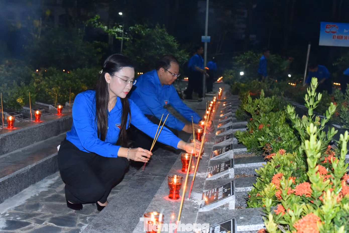 Chị Nguyễn Phạm Duy Trang thắp nhang tại các phần mộ anh hùng liệt sĩ. Ảnh: Hòa Hội