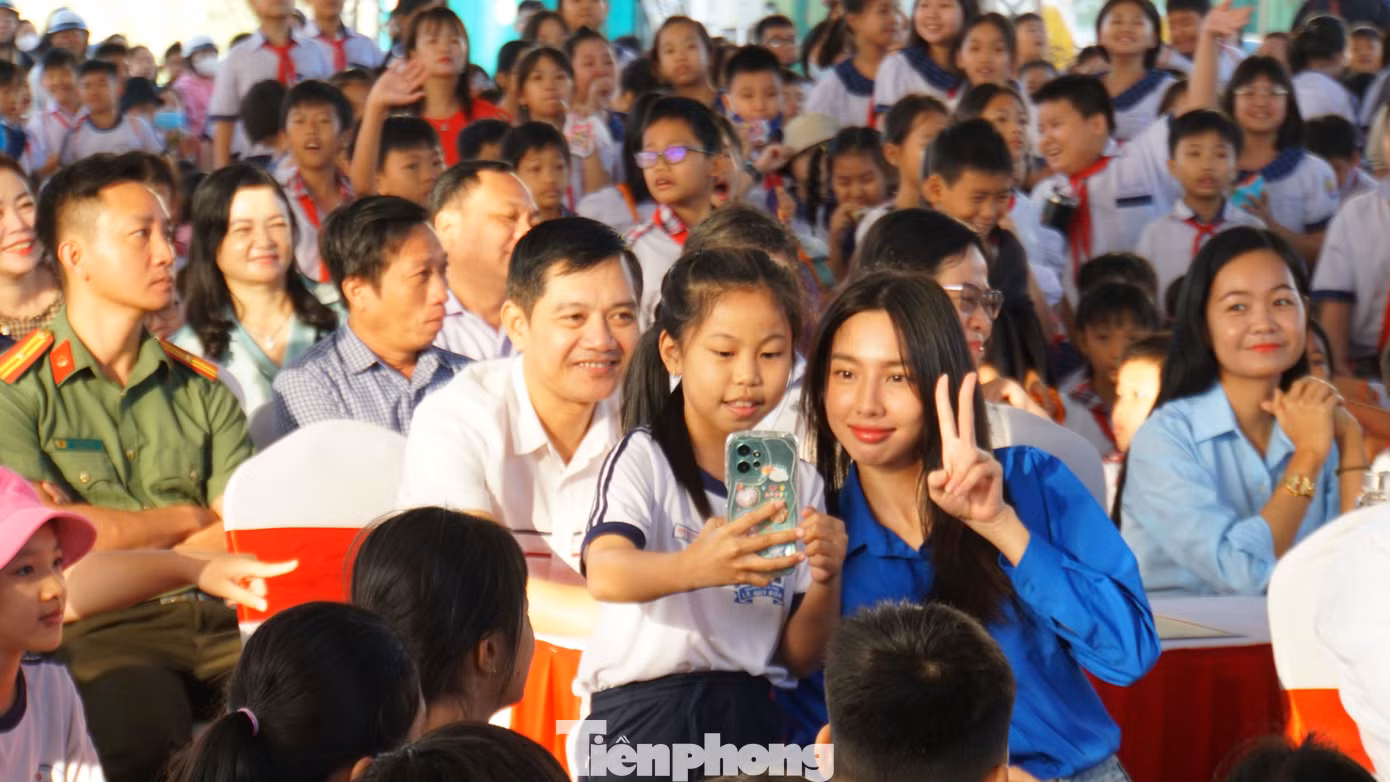 Học sinh chụp ảnh cùng Hoa hậu Hoà bình Quốc tế năm 2021 Nguyễn Thúc Thùy Tiên. Ảnh: Hòa Hội Học sinh chụp ảnh cùng Hoa hậu Hoà bình Quốc tế năm 2021 Nguyễn Thúc Thùy Tiên. Ảnh: Hòa Hội