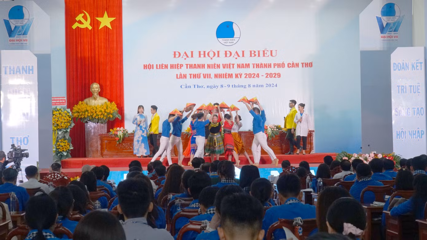 Văn nghệ chào mừng