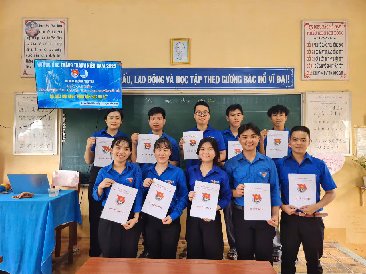 Đội hình Bình dân học vụ số thị trấn Thường Thới Tiền, nay là xã Thường Phước, tỉnh Đồng Tháp.