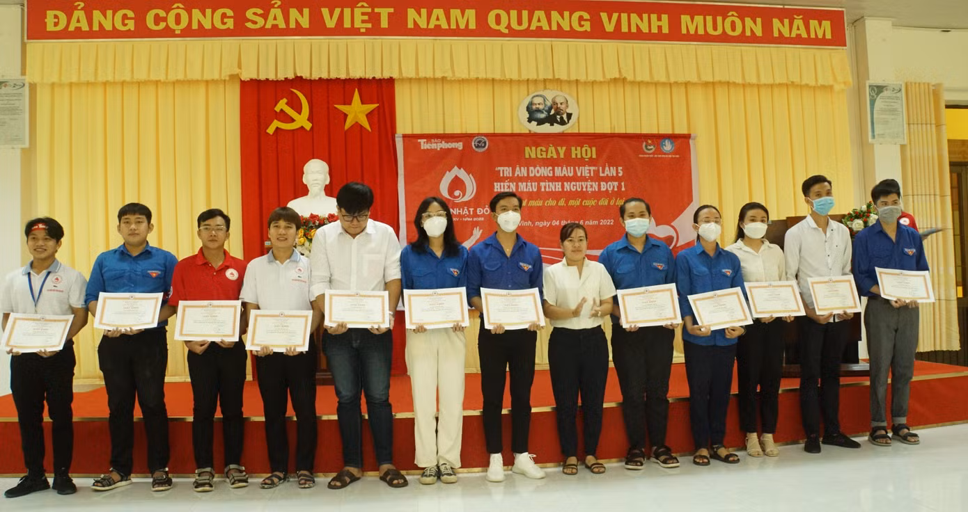 Chị Phạm Lê Phương Thảo, Phó Bí Thư Đoàn Trường ĐH Trà Vinh tặng giấy khen cho sinh viên.