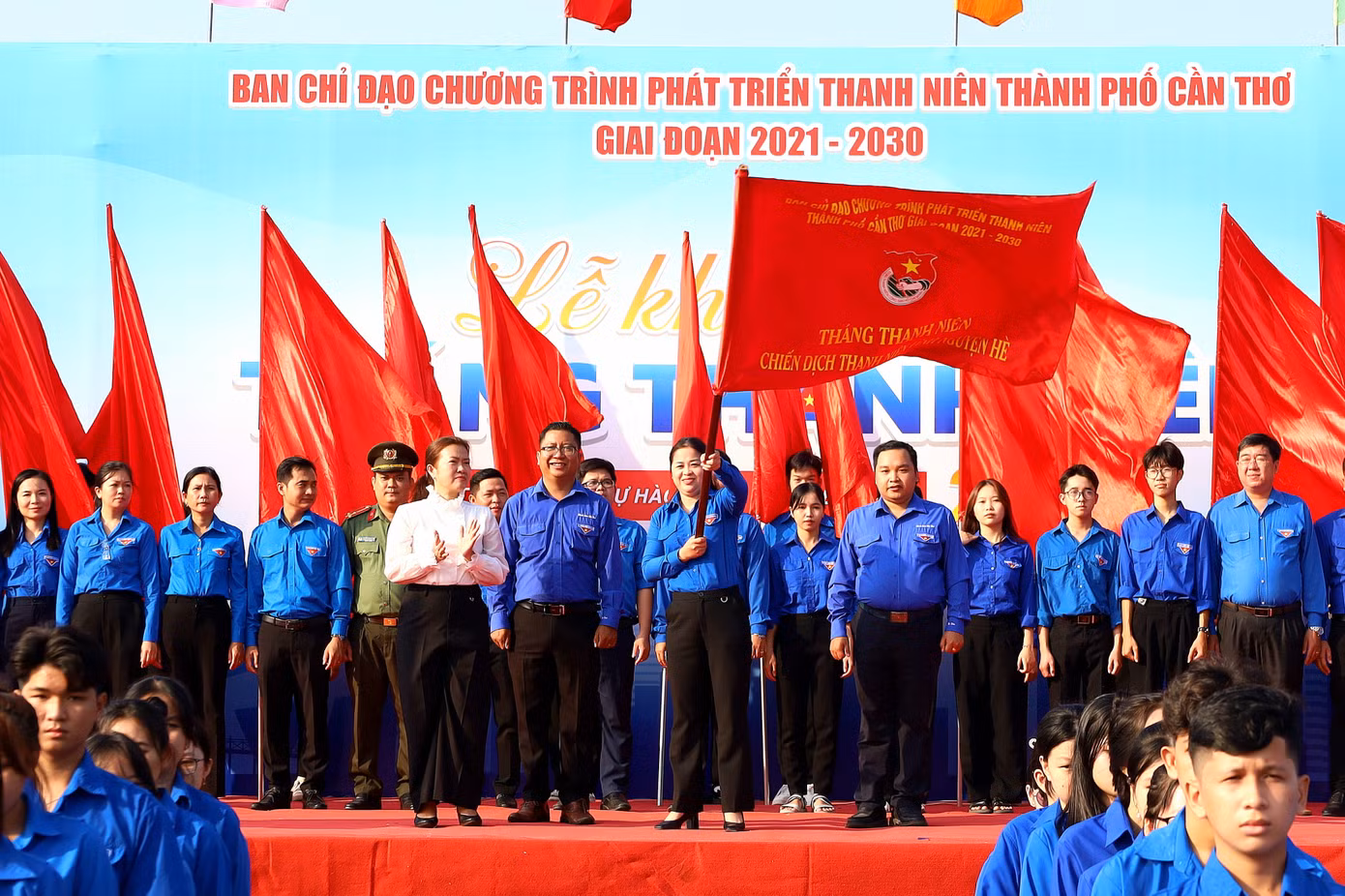 Chị Lư Thị Ngọc Anh - Bí thư Thành Đoàn Cần Thơ phát lệnh khởi động Tháng Thanh niên 2025.