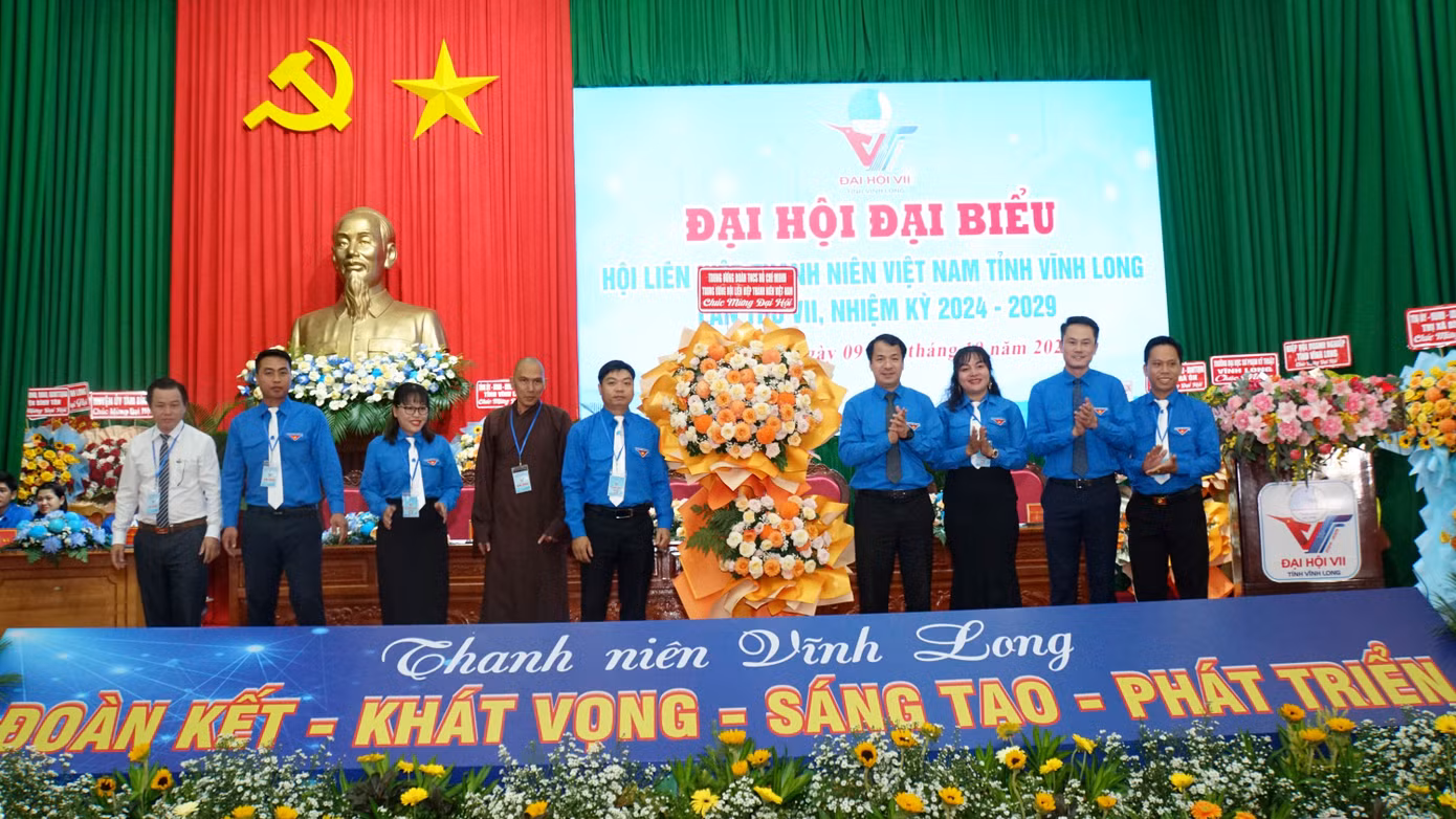 Bí thư Trung ương Đoàn tặng hoa chúc mừng đại hội. Ảnh: Hòa Hội Bí thư Trung ương Đoàn tặng hoa chúc mừng đại hội. Ảnh: Hòa Hội