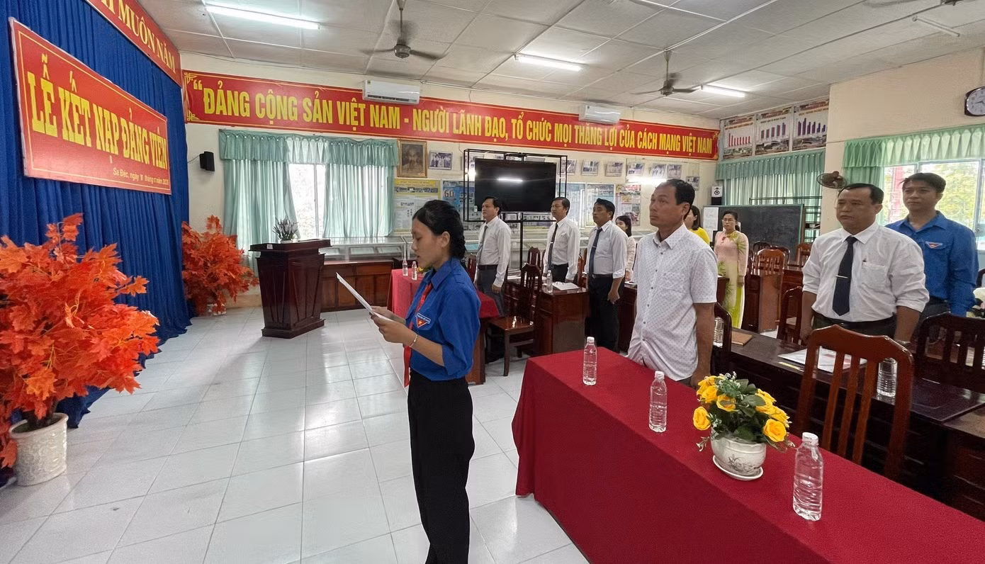 Như Huỳnh tuyên thệ tại lễ kết nạp Đảng. Ảnh: TĐ ĐT. Như Huỳnh tuyên thệ tại lễ kết nạp Đảng. Ảnh: TĐ ĐT.