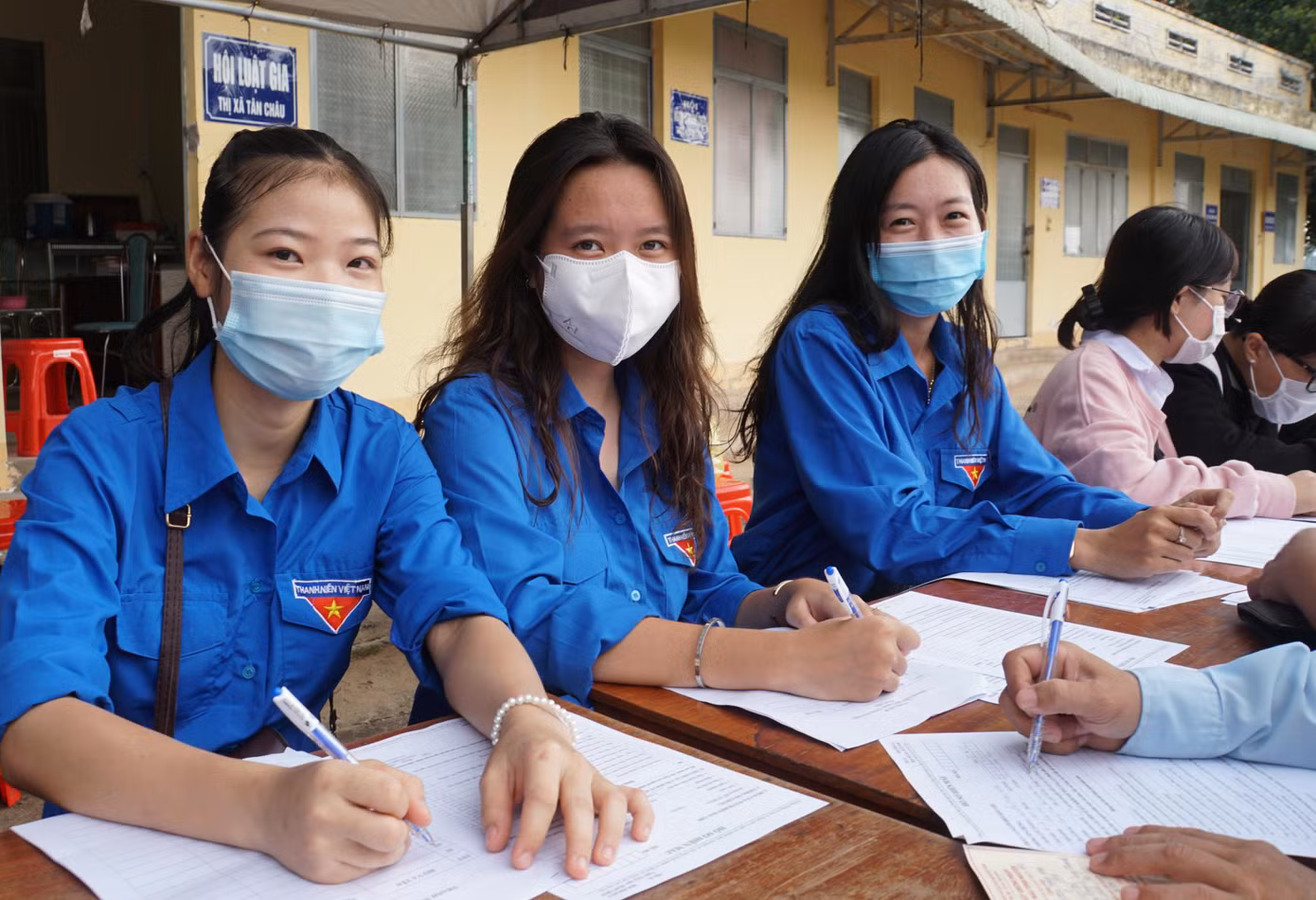 ĐVTN tham gia hiến máu Ông Bùi Văn Sang cùng vợ tham gia hiến máu. - Ảnh: Hòa Hội