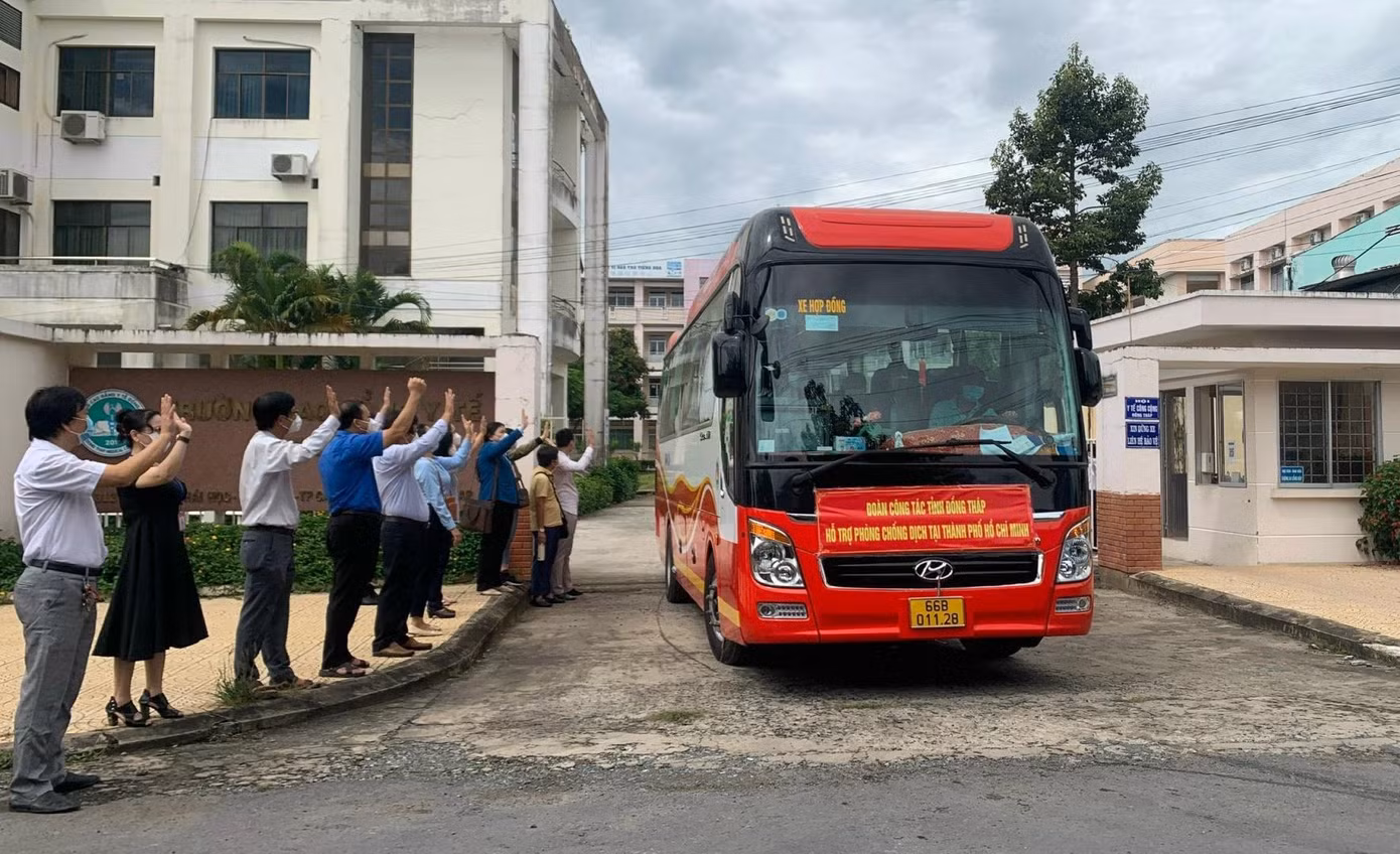 Lãnh đạo tỉnh Đồng Tháp tiễn đoàn lên đường làm nhiệm vụ