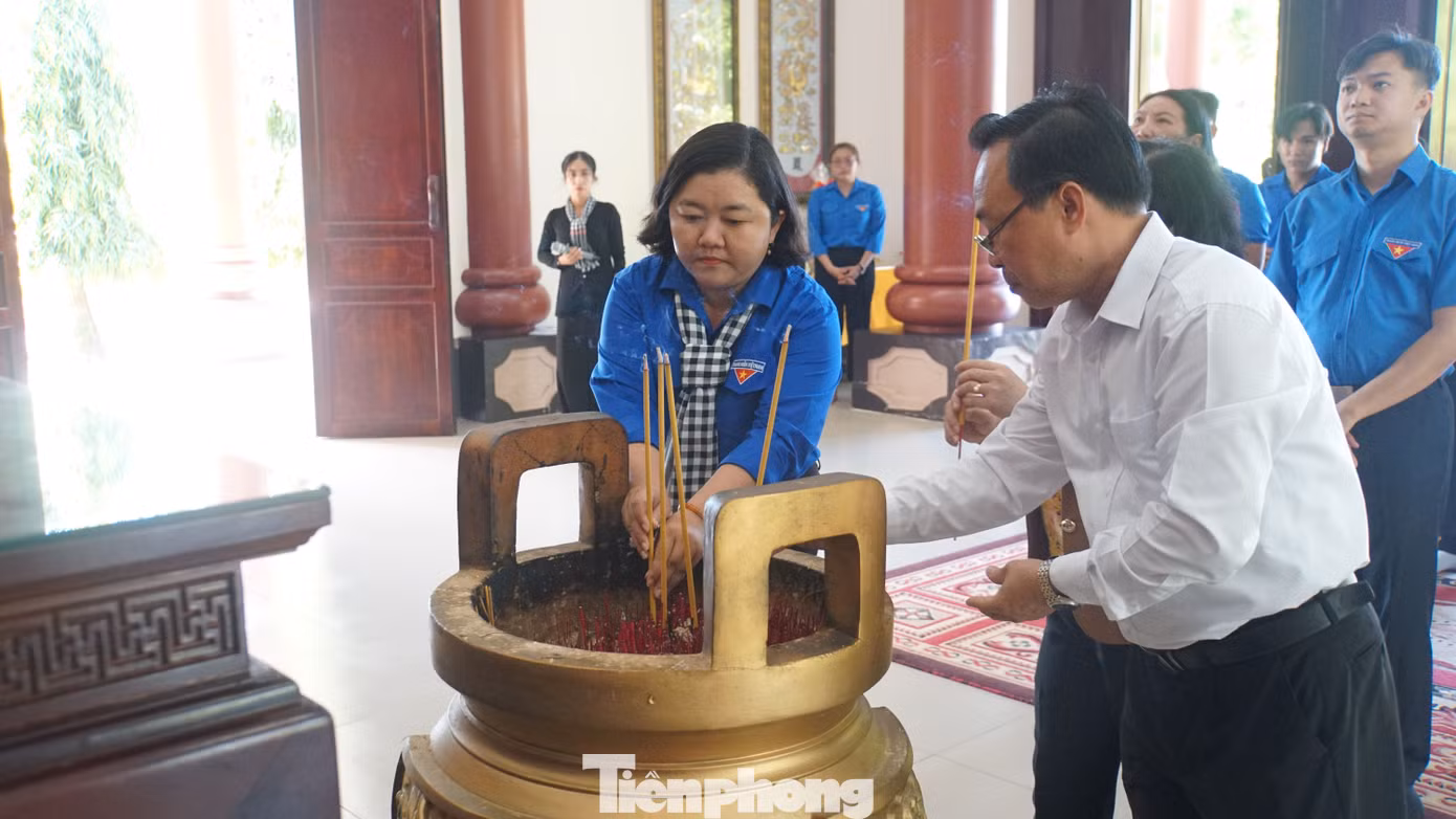 Bí thư Tỉnh Đoàn Bến Tre Lâm Như Quỳnh cùng lãnh đạo Ban Dân vận Tỉnh ủy Bến Tre viếng nữ tướng Nguyễn Thị Định. Ảnh: Hòa Hội