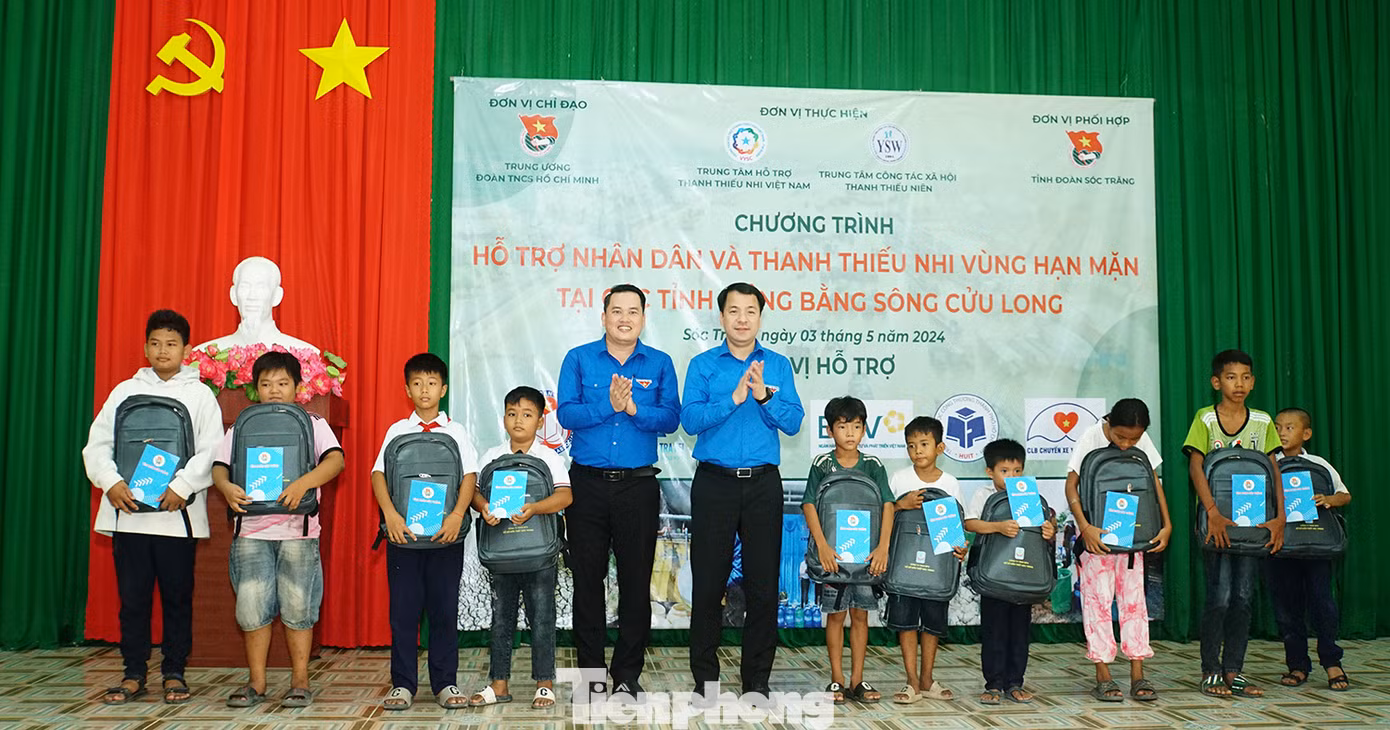 Bí thư Trung ương Đoàn tặng quà cho học sinh tại Sóc Trăng. Ảnh: Hòa Hội