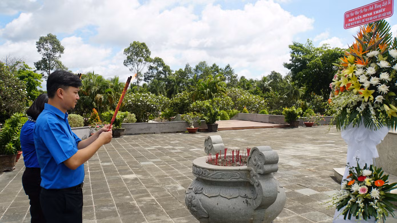 Anh Nguyễn Minh Triết dâng hương tại Nghĩa trang liệt sĩ tỉnh Bến Tre. Anh Nguyễn Minh Triết dâng hương tại Nghĩa trang liệt sĩ tỉnh Bến Tre.