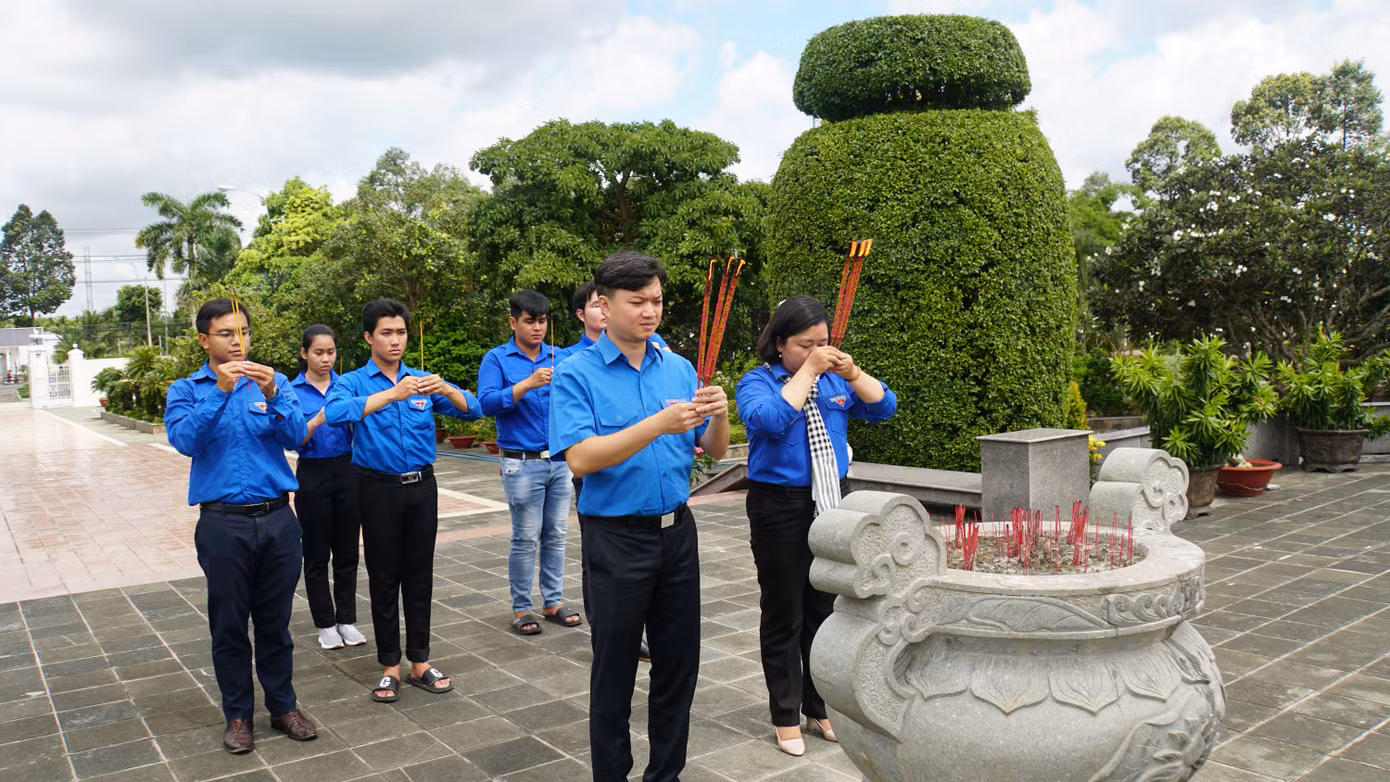 Anh Nguyễn Minh Triết cùng đoàn viên thanh niên tỉnh Bến Tre dâng hương tưởng nhớ các Anh hùng liệt sĩ tại Nghĩa trang liệt sĩ tỉnh Bến Tre. Ảnh: Hòa Hội Anh Nguyễn Minh Triết cùng đoàn viên thanh niên tỉnh Bến Tre dâng hương tưởng nhớ các Anh hùng liệt sĩ tại Nghĩa trang liệt sĩ tỉnh Bến Tre. Ảnh: Hòa Hội
