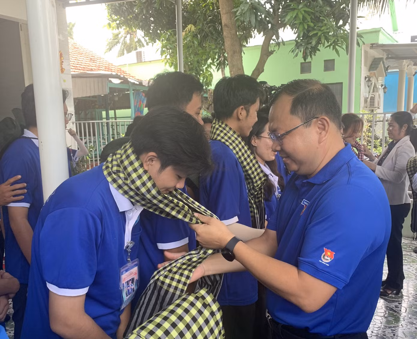 Bí thư Tỉnh Đoàn Đồng Tháp - anh Huỳnh Minh Thức tặng khăn cho chiến sĩ tình nguyện.