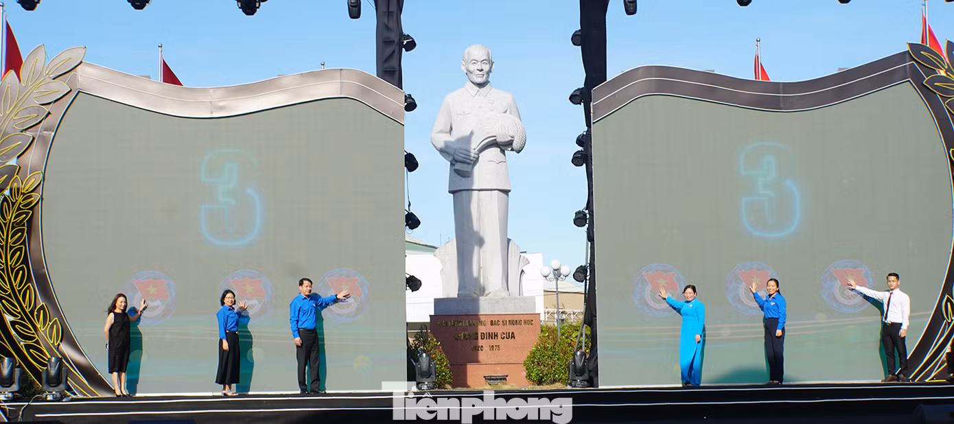 Lãnh đạo T.Ư Đoàn, lãnh đạo tỉnh Sóc Trăng và các đại biểu ấn nút khai mạc Triển lãm “Kết nối nông nghiệp số” và hội chợ nông sản thanh niên toàn quốc năm 2023. Ảnh: Hòa Hội Lãnh đạo T.Ư Đoàn, lãnh đạo tỉnh Sóc Trăng và các đại biểu ấn nút khai mạc Triển lãm “Kết nối nông nghiệp số” và hội chợ nông sản thanh niên toàn quốc năm 2023. Ảnh: Hòa Hội