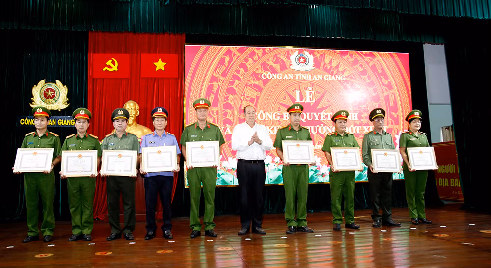 Chủ tịch UBND tỉnh An Giang tặng bằng khen cho các tập thể, cá nhân.