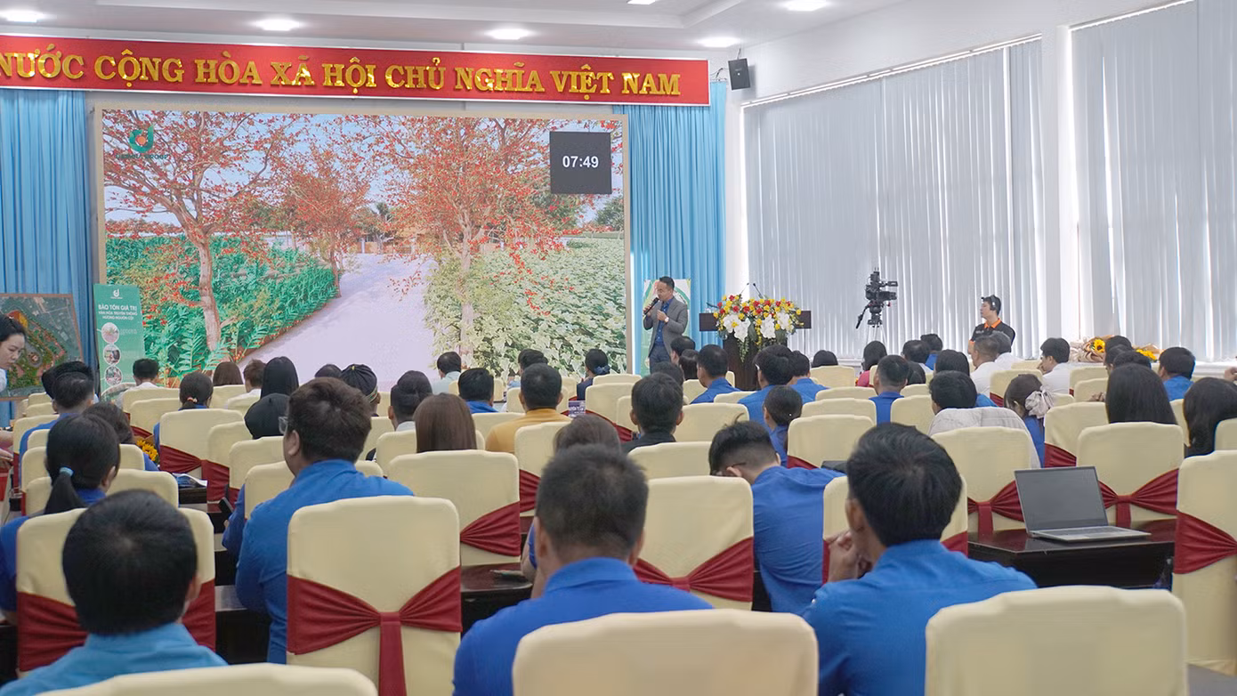 Thí sinh đến từ tỉnh Nghệ An trình bày dự án của mình. Ảnh: Hòa Hội