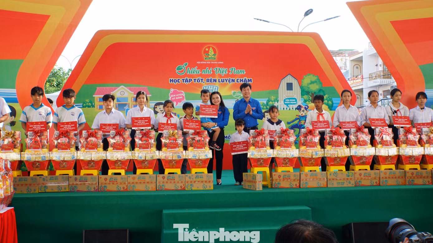 Chị Nguyễn Phạm Duy Trang - Bí thư T.Ư Đoàn, Chủ tịch Hội đồng Đội Trung ương tặng quà cho thiếu nhi An Giang. Ảnh: Hòa Hội Chị Nguyễn Phạm Duy Trang - Bí thư T.Ư Đoàn, Chủ tịch Hội đồng Đội Trung ương tặng quà cho thiếu nhi An Giang. Ảnh: Hòa Hội