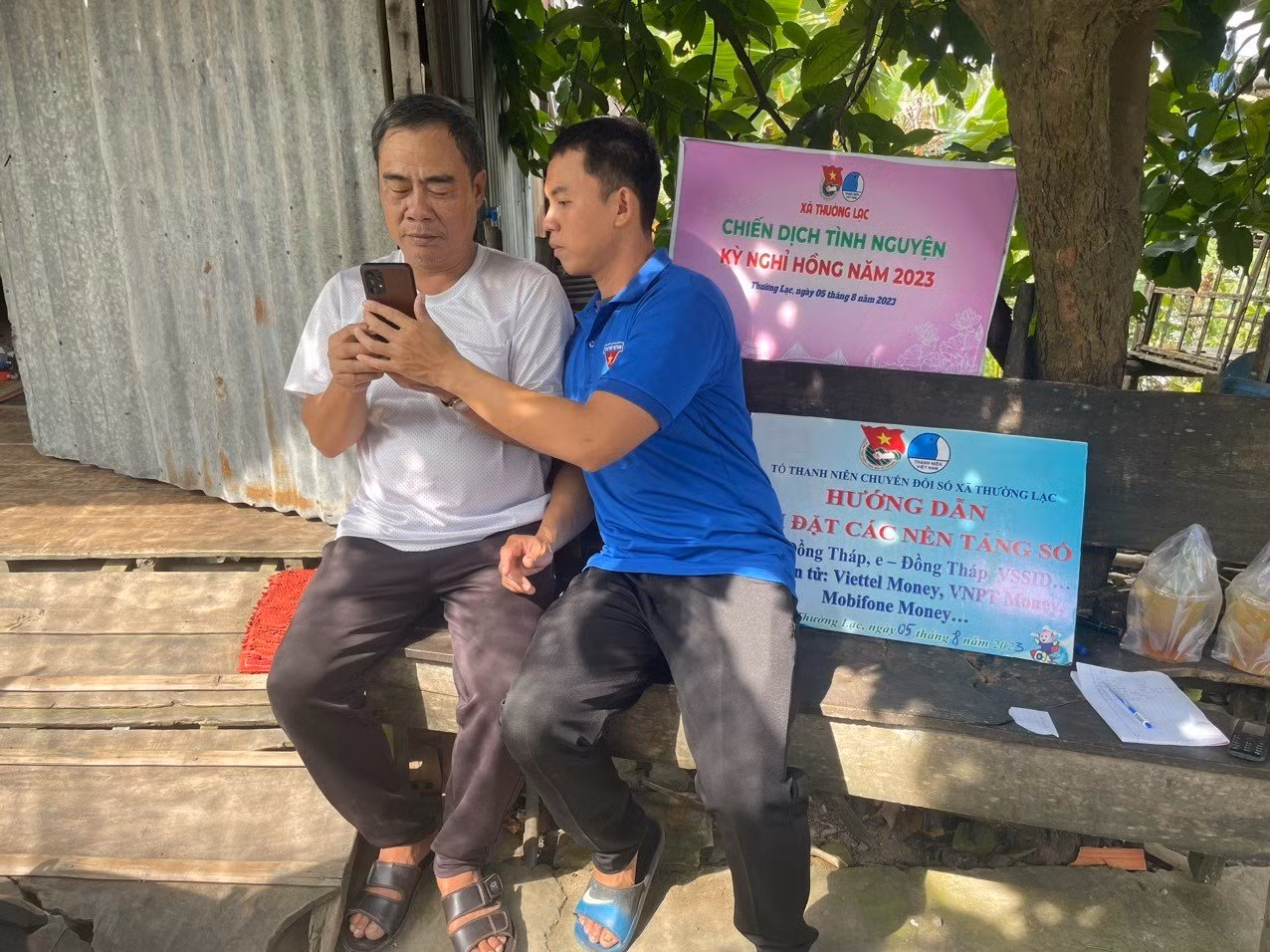 ĐVTN xã Thường Lạc (Hồng Ngự) hỗ trợ cài đặt ứng dụng VNeID cho người dân.