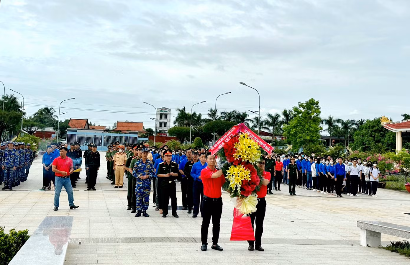 Sáng 18/7, Ban Thường vụ Tỉnh Đoàn An Giang phối hợp Viettel An Giang tổ chức chương trình vệ sinh các khu mộ; thay hoa, lọ hoa trên phần mộ liệt sĩ tại các nghĩa trang liệt sĩ trên địa bàn tỉnh An Giang. Ảnh: TĐ AG Sáng 18/7, Ban Thường vụ Tỉnh Đoàn An Giang phối hợp Viettel An Giang tổ chức chương trình vệ sinh các khu mộ; thay hoa, lọ hoa trên phần mộ liệt sĩ tại các nghĩa trang liệt sĩ trên địa bàn tỉnh An Giang. Ảnh: TĐ AG