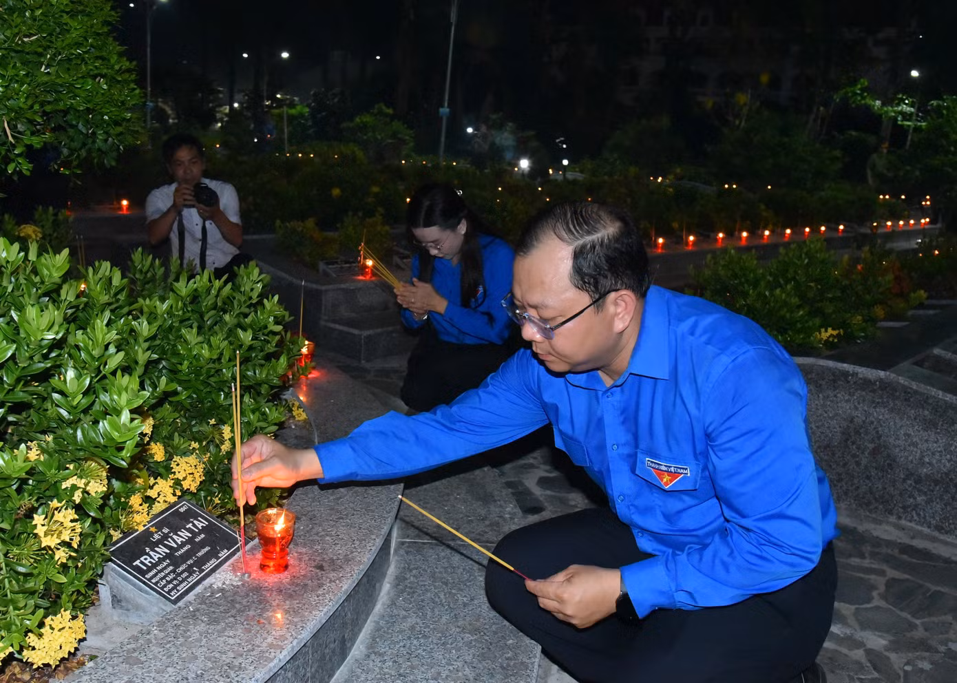 Anh Huỳnh Minh Thức - Bí thư Tỉnh Đoàn Đồng Tháp thắp nhang phần mộ anh hùng liệt sĩ. Ảnh: Hòa Hội