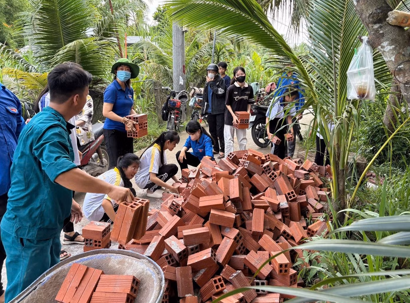 Đoàn viên thanh niên Bến Tre hỗ trợ vật tư giúp người dân.