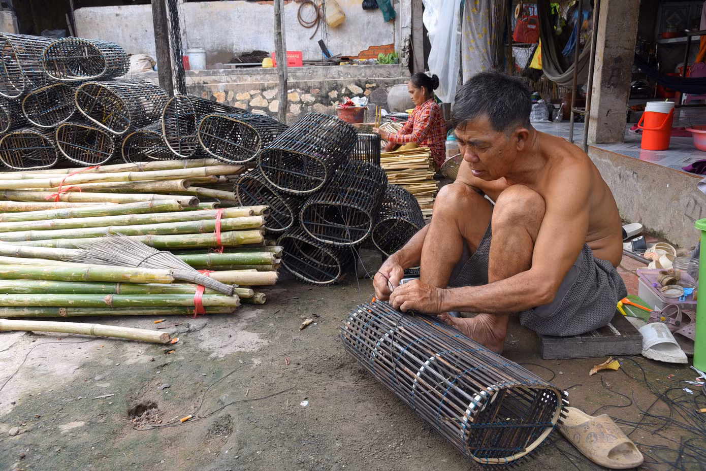 Vợ chồng ông Đỉnh tranh thủ mùa nước nổi làm lọp để bán, trung bình mỗi mùa vài trăm cái, thu nhập khoảng chục triệu đồng. Ảnh: Hòa Hội. Vợ chồng ông Đỉnh tranh thủ mùa nước nổi làm lọp để bán, trung bình mỗi mùa vài trăm cái, thu nhập khoảng chục triệu đồng. Ảnh: Hòa Hội.