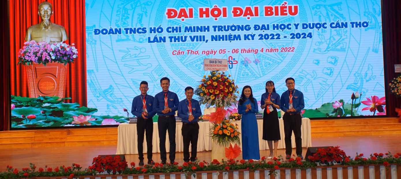 Chị Nguyễn Phạm Duy Trang, Bí thư Trung ương Đoàn tặng hoa chúc mừng đại hội. - Ảnh: Hòa Hội