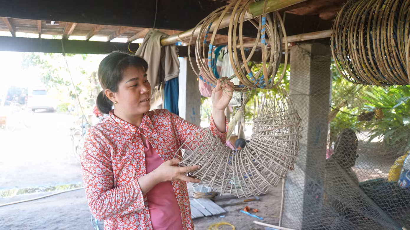 Chị Kiều giới thiệu về các công đoạn để hình thành cái lọp hoàn chỉnh. Ảnh: Hòa Hội. Chị Kiều giới thiệu về các công đoạn để hình thành cái lọp hoàn chỉnh. Ảnh: Hòa Hội.