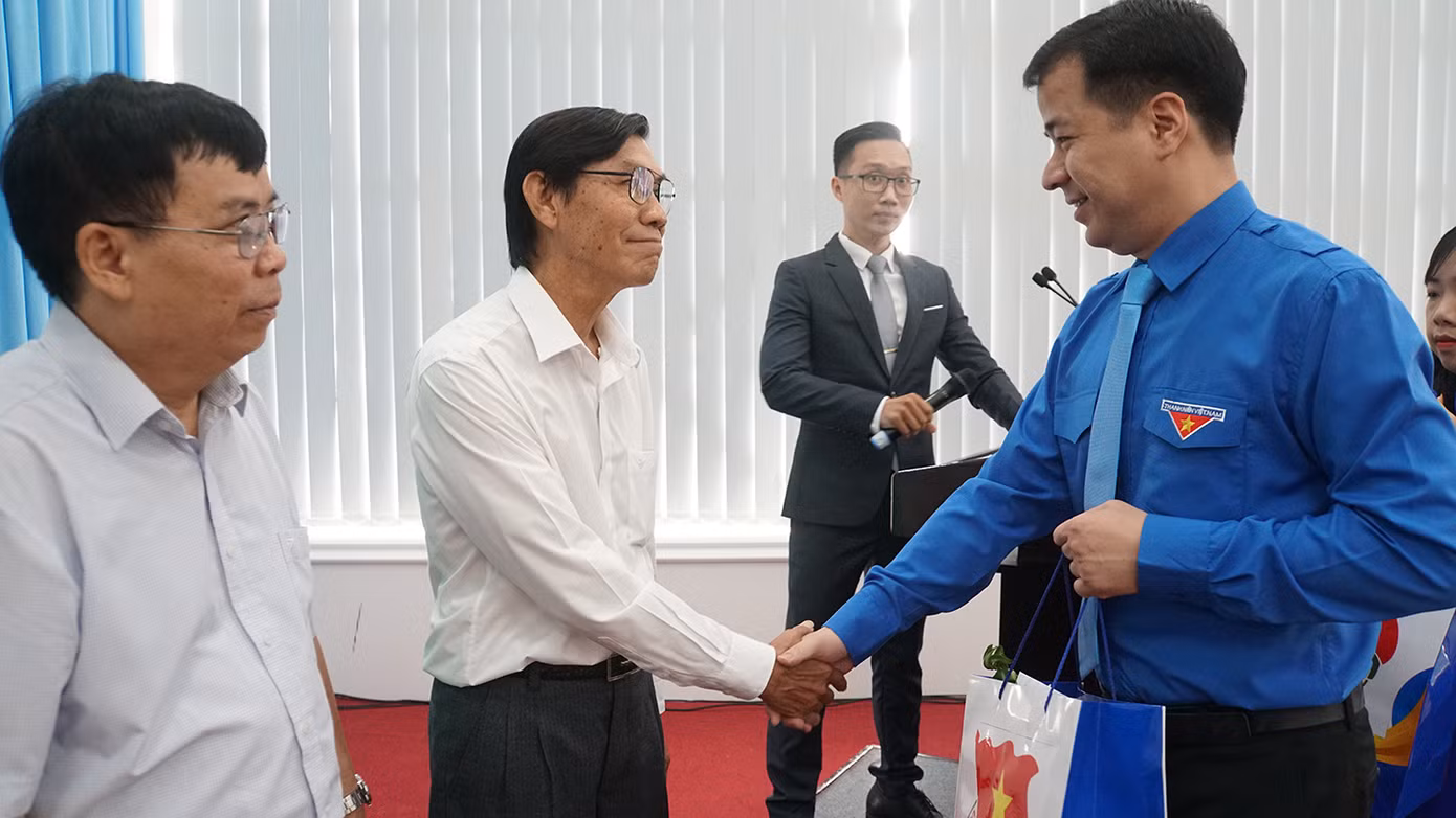 Bí thư Trung ương Đoàn Ngô Văn Cương tặng quà, cảm ơn Ban giám khảo. Ảnh: Hòa Hội