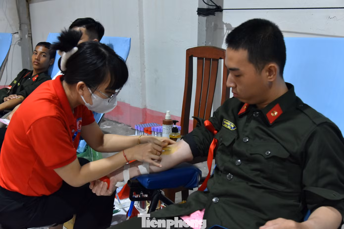 Chiến sĩ Trung đoàn Cảnh sát cơ động Tây Nam Bộ hiến máu. Ảnh: Hòa Hội Chiến sĩ Trung đoàn Cảnh sát cơ động Tây Nam Bộ hiến máu. Ảnh: Hòa Hội