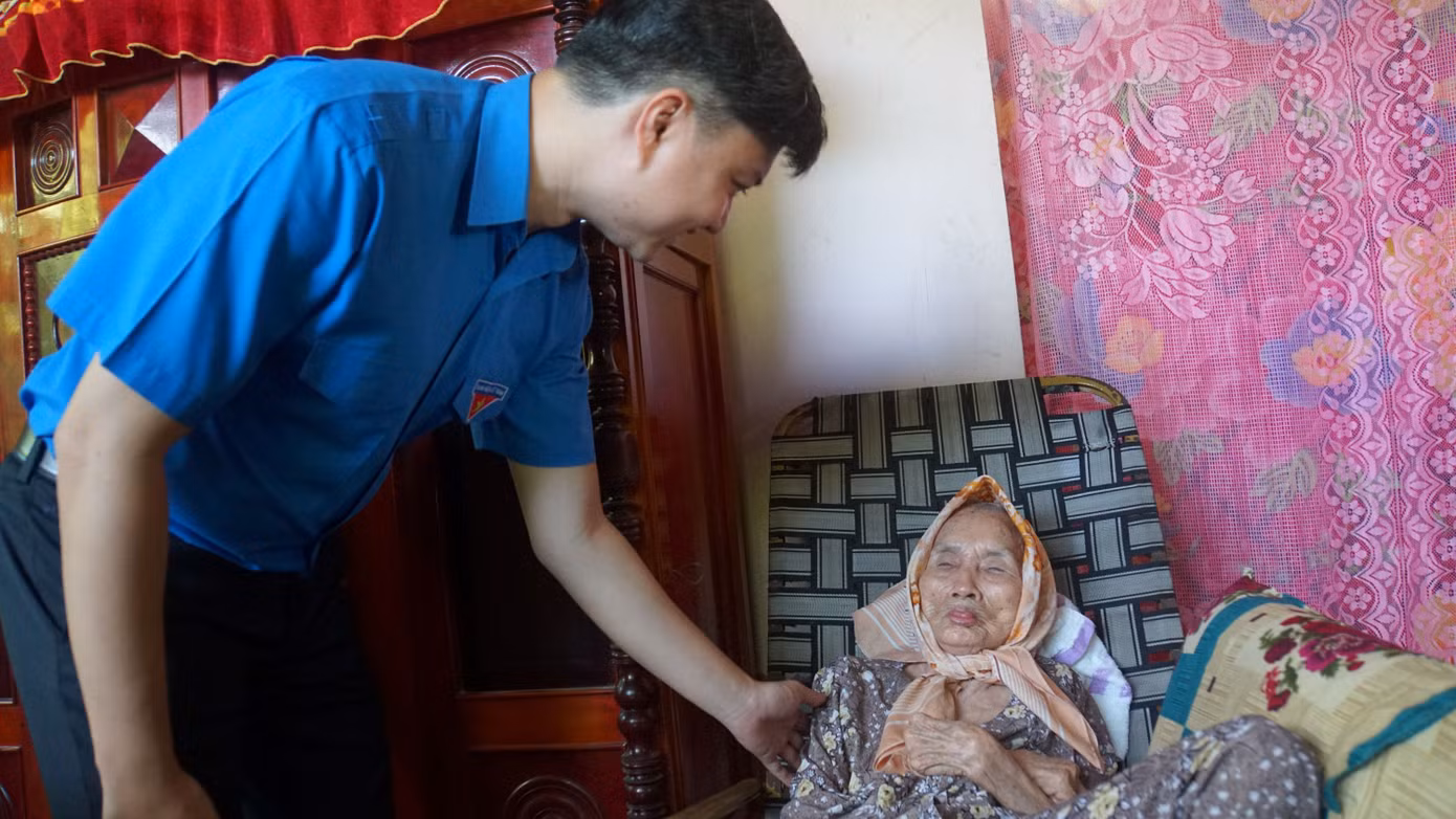 Anh Nguyễn Minh Triết thăm hỏi, chúc mẹ Nghệ luôn mạnh khỏe. Ảnh: Hòa Hội Anh Nguyễn Minh Triết thăm hỏi, chúc mẹ Nghệ luôn mạnh khỏe. Ảnh: Hòa Hội