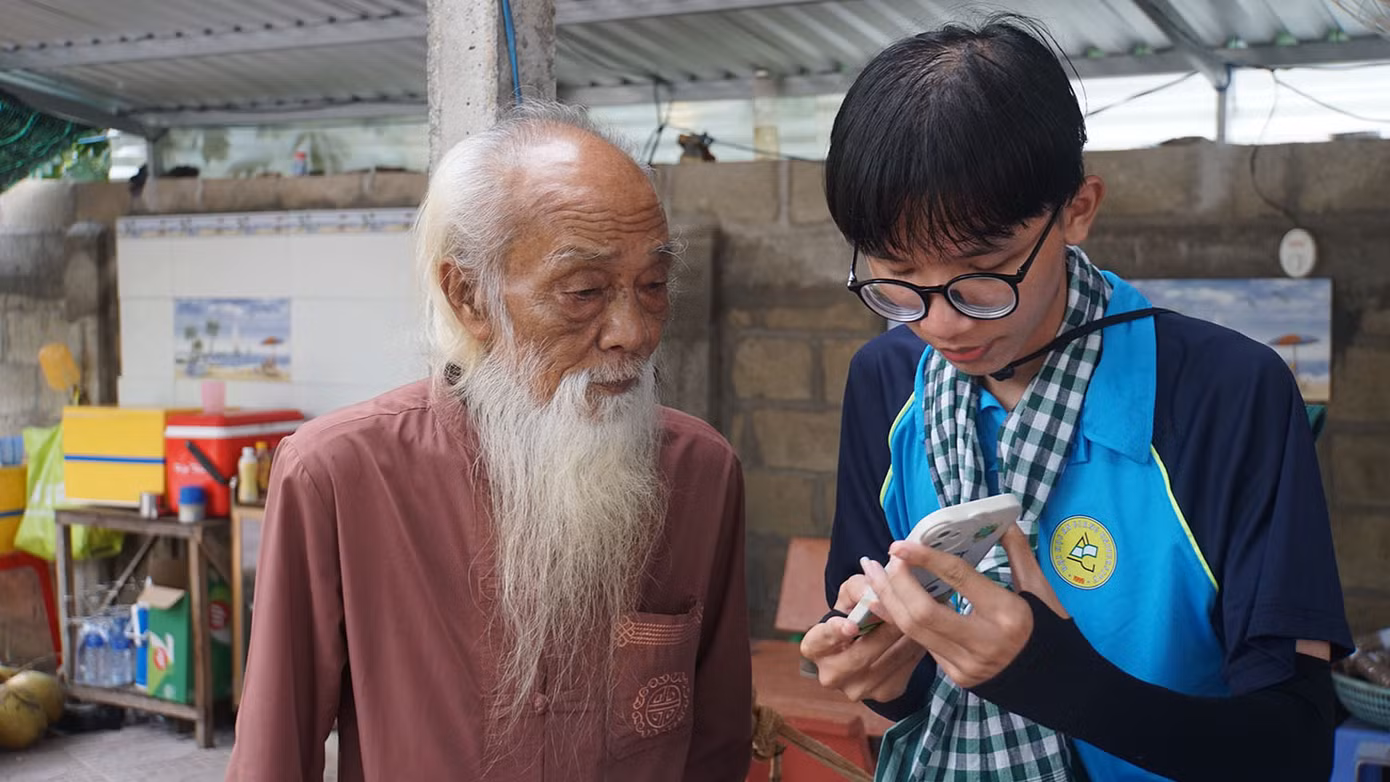 Chiến sĩ tình nguyện Trường đại học An Giang giúp cụ già cài đặt ứng dụng VNeID. Chiến sĩ tình nguyện Trường đại học An Giang giúp cụ già cài đặt ứng dụng VNeID.