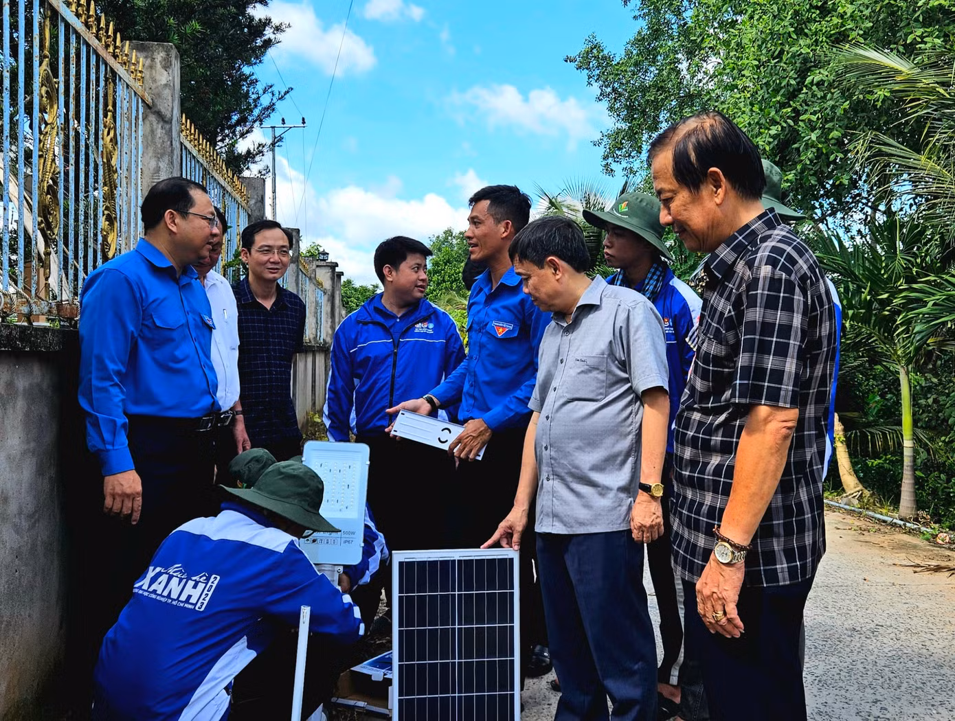 Lãnh đạo tỉnh Đồng Tháp xem chiến sĩ tình nguyện lắp đèn năng lượng mặt trời.