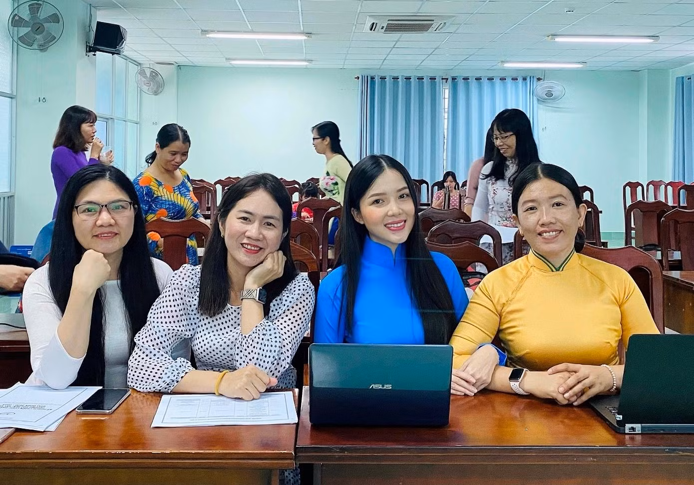 Thúy Vi cùng đồng nghiệp Thúy Vi cùng đồng nghiệp