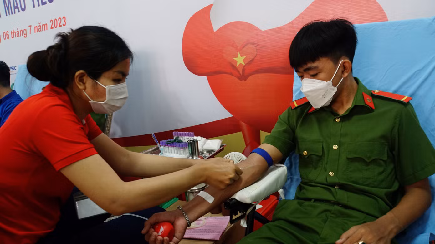 Chiến sĩ công an tham gia hiến máu tình nguyện. Ảnh: Hòa Hội