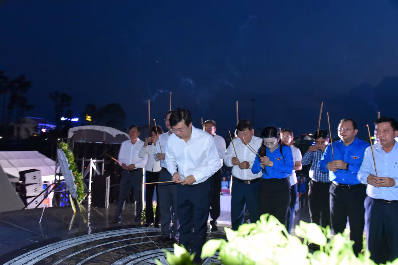 Đại biểu viếng anh hùng liệt sĩ. Ảnh: Hòa Hội