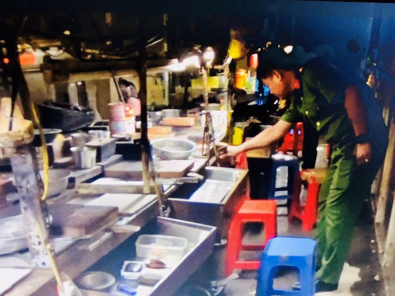 Lực lượng công an tiến hành khám xét cơ sở gia công của 1 tiệm vàng. Ảnh: CAAG.